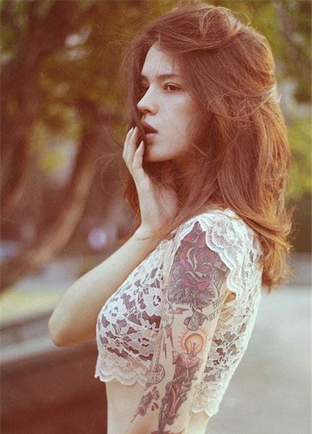 欧美美女大臂蜡烛玫瑰纹身图案