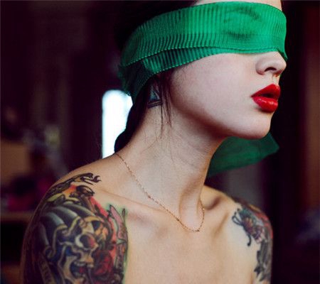 蒙眼美女大臂鬼王纹身图案