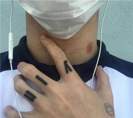 手指食指上L字母纹身