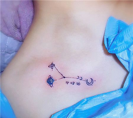 美女锁骨处Y图案创意纹身