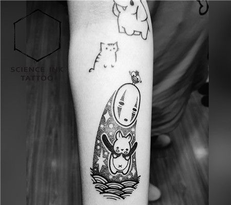 手臂无脸男抱着兔子点刺纹身