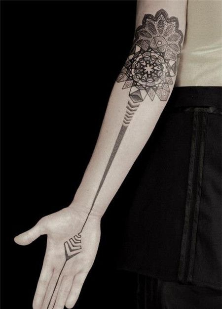 女生手臂漂亮繁花纹身图案