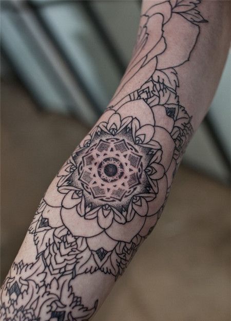 女生小臂梵花版画风唯美纹身