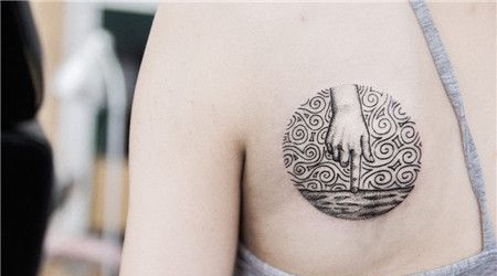 女生后背插画风格手势纹身图案