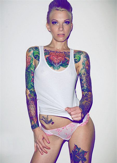 花臂女人腹部小燕子纹身图案