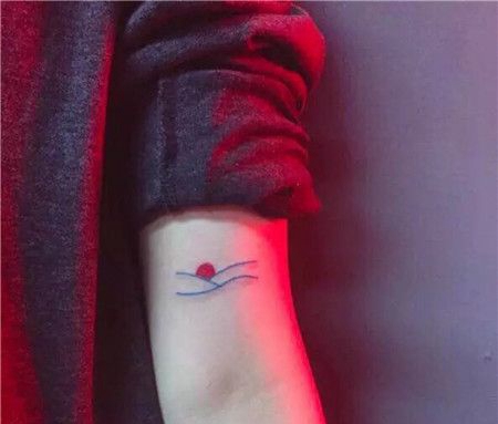 手臂小清新太阳纹身图案