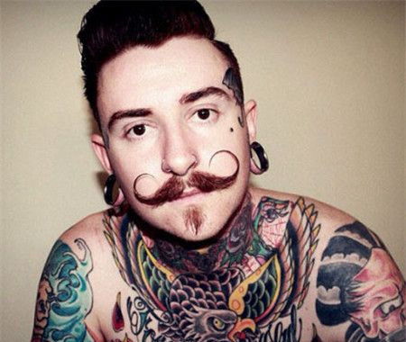 欧美男人花胸老鹰纹身图案