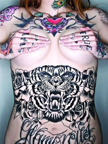 裸身性感女人腹部虎头纹身图案