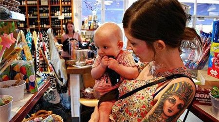 女人大臂埃及法老纹身图案