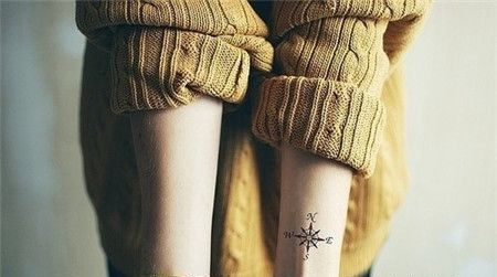 清新手腕指南针纹身图案