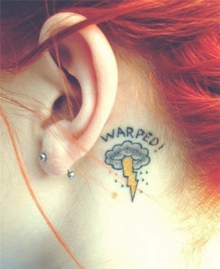 嫩白女孩耳后乌云闪电纹身图案