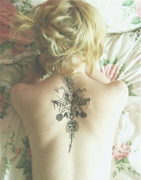 金发女孩后背花草纹身图案