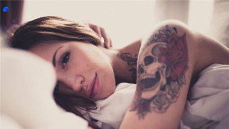 蜗居女人手臂骷髅纹身图案