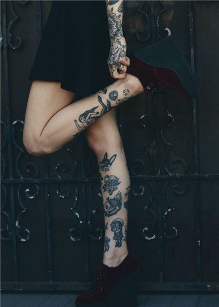 欧美街头女孩小腿纹身
