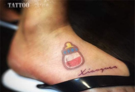 脚背上半满奶瓶抽象纹身