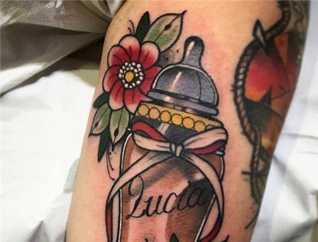 手臂鲜花奶瓶涂鸦纹身图案