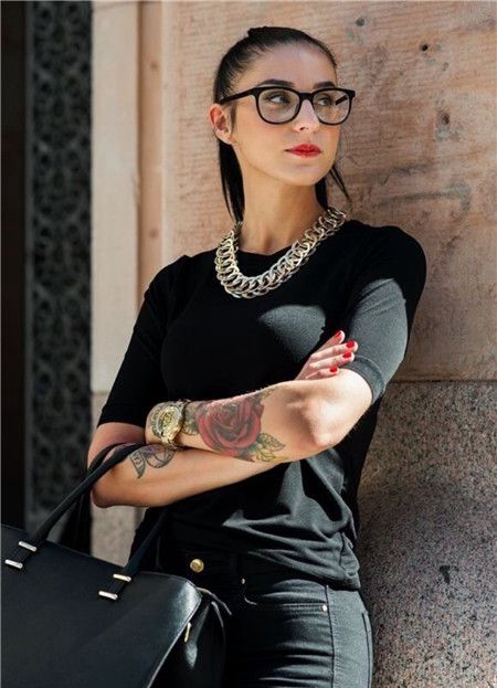 欧美街头女孩小臂玫瑰花纹身图案