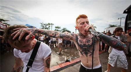 欧美男花胸翅膀纹身图案