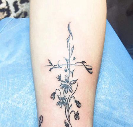 手臂简约十字花草纹身图案