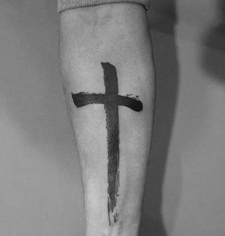 手臂黑色书法十字纹身图案