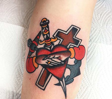 手臂十字爱心匕首纹身图案