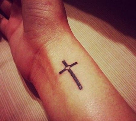 手腕黑色十字小爱心纹身图案