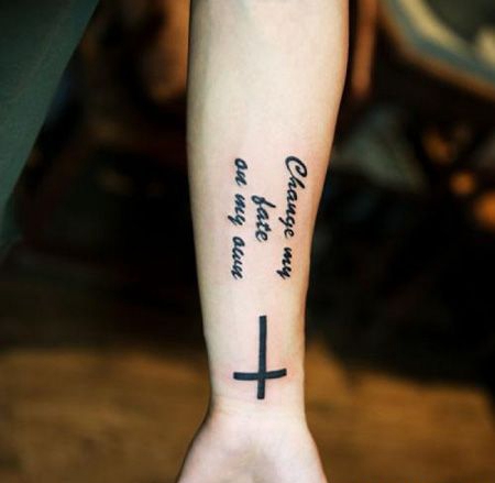 小臂十字英文纹身图案