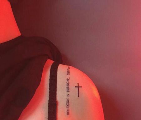 大臂十字和英文纹身图案