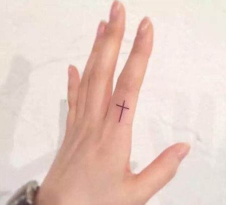 手指黑色小十字纹身图案