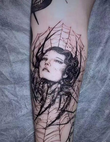 手臂创意蜘蛛美女人头纹身图案