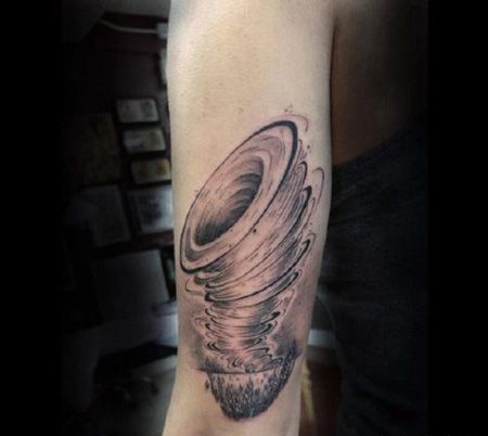 大臂龙卷风纹身图案