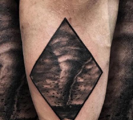 大臂内侧龙卷风纹身图案