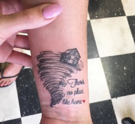 手腕被龙卷风吹起的房子纹身图案