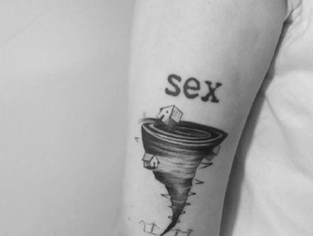 大臂龙卷风和房子纹身图案