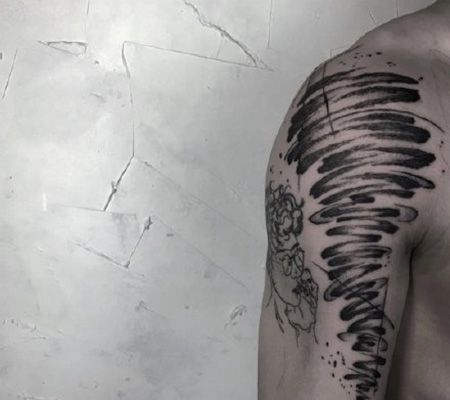 大臂个性龙卷风纹身图案