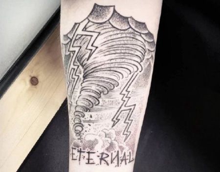 小臂龙卷风雷电纹身图片