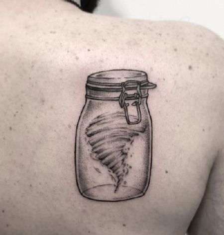 背部瓶子里的龙卷风纹身图案