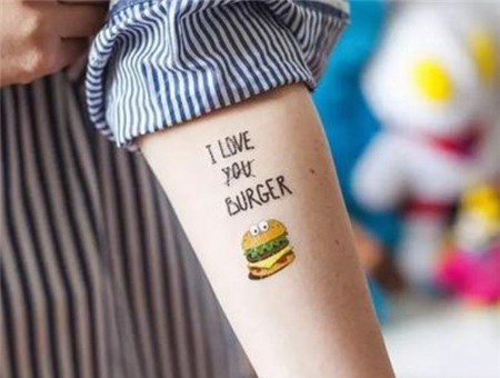 手臂上英文和汉堡纹身图案