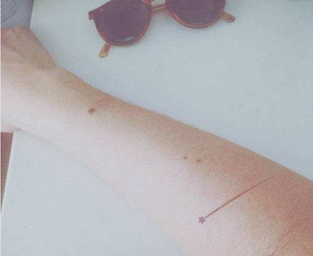 手臂红色流星纹身图案