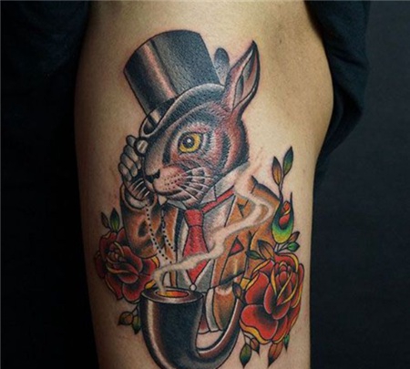 大腿上抽着烟的侦探兔纹身