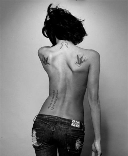 骨感女生后背双燕纹身图案