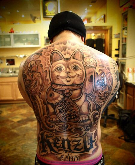 壮男后背招财猫纹身图案