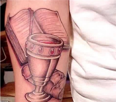 手臂上圣经圣杯纹身图案