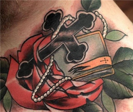 玫瑰花上圣经纹身图案