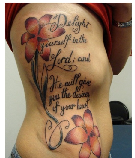 侧腰花朵和圣经内容纹身