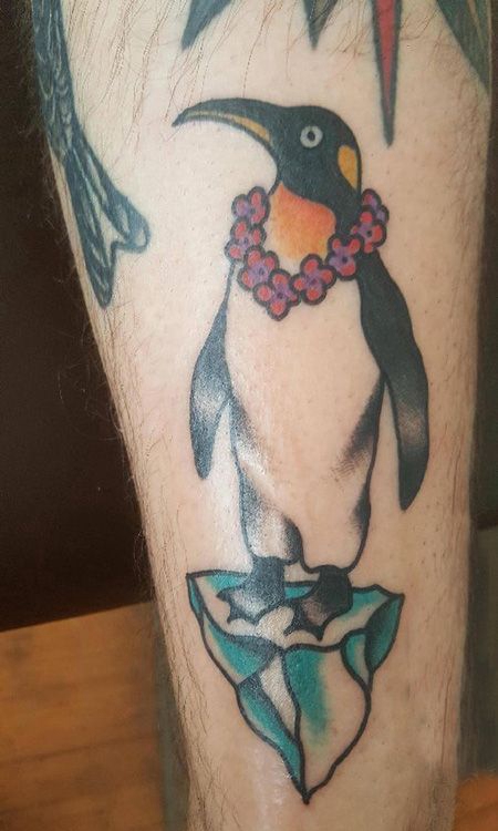 小腿站在冰块上的企鹅纹身图案