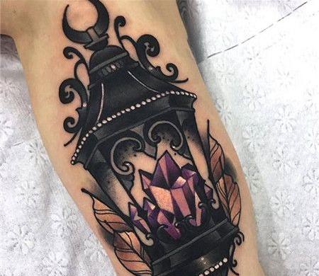 黑色路灯中紫水晶纹身图案