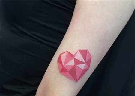 手腕粉色桃心水晶纹身图案