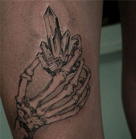 恐怖的骷髅手握水晶纹身图案