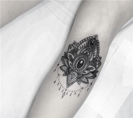 女生宝石水晶饰品纹身图案